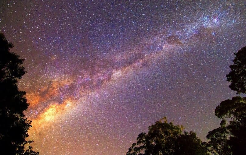Agujero Negro dentro de la galaxia Henize 2 - 10 es capaz de crear estrellas