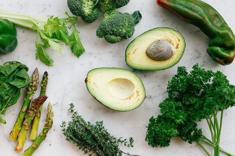 2 tipos de alimentos que pueden afectar el aliento