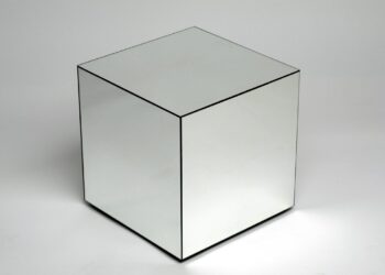 ¿Cuantas aristas tiene un cubo? ¿Cuántos vértices tiene?