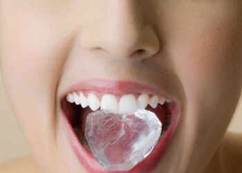 el daño que causa masticar hielo a la dentadura
