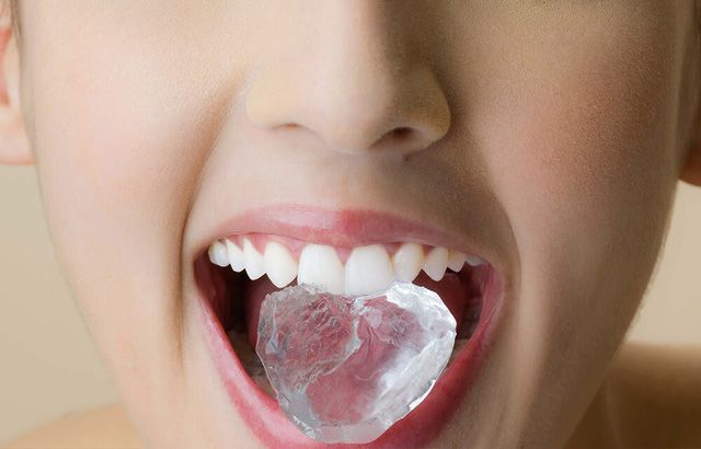 el daño que causa masticar hielo a la dentadura