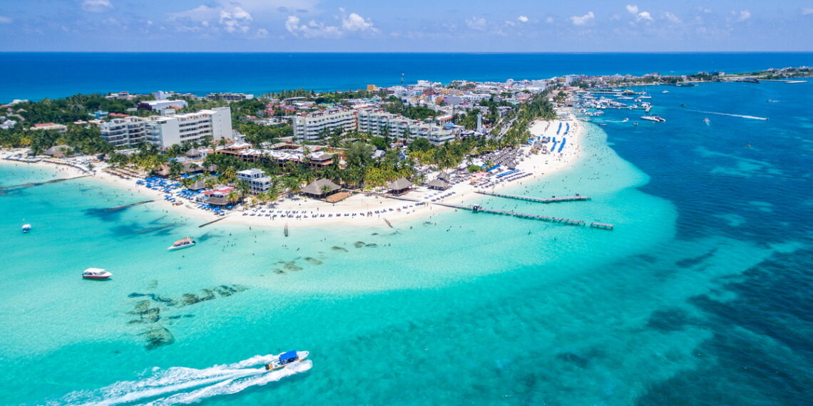 El tour de la Isla Mujeres es definitivamente una de las mejores formas de conocer esta hermosa isla en Cancún. Desde sus playas de arena blanca