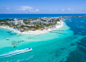 El tour de la Isla Mujeres es definitivamente una de las mejores formas de conocer esta hermosa isla en Cancún. Desde sus playas de arena blanca