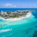 El tour de la Isla Mujeres es definitivamente una de las mejores formas de conocer esta hermosa isla en Cancún. Desde sus playas de arena blanca