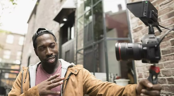 Chico haciendo videoblog
