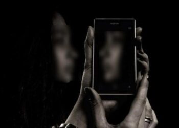 Mujer en el reflejo de su movil