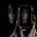 Mujer en el reflejo de su movil