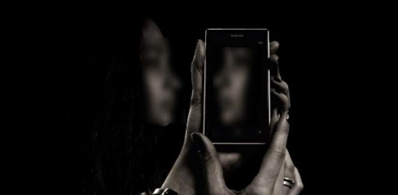 Mujer en el reflejo de su movil