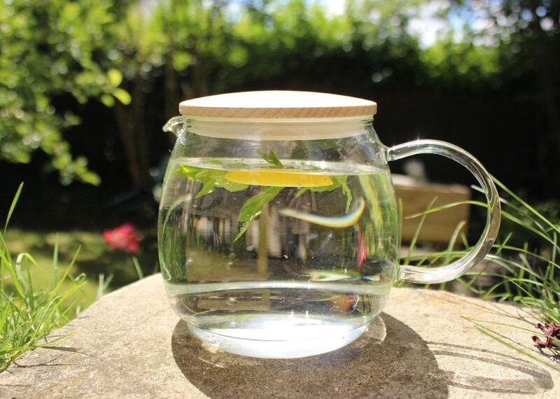 tomar agua con limón