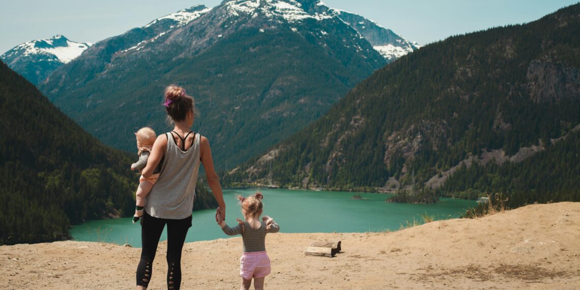 Mujer con hijos de viaje en un lago