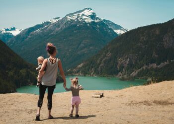 Mujer con hijos de viaje en un lago