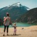 Mujer con hijos de viaje en un lago