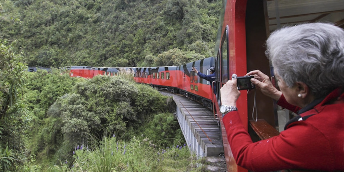 Rutas ferroviarias y carreteras escénicas: viajar por Ecuador como nunca
