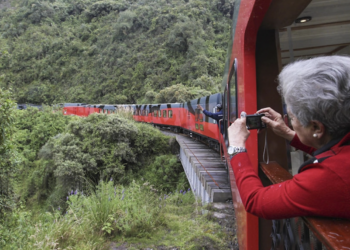 Rutas ferroviarias y carreteras escénicas: viajar por Ecuador como nunca