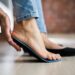 Lo que tus pies intentan decirte: Cómo elegir zapatillas que no solo se vean bien, sino que cuiden tu espalda