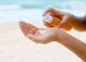 Pieles sensibles y niños: ¿Qué ingredientes evitar en el bloqueador solar de la familia?