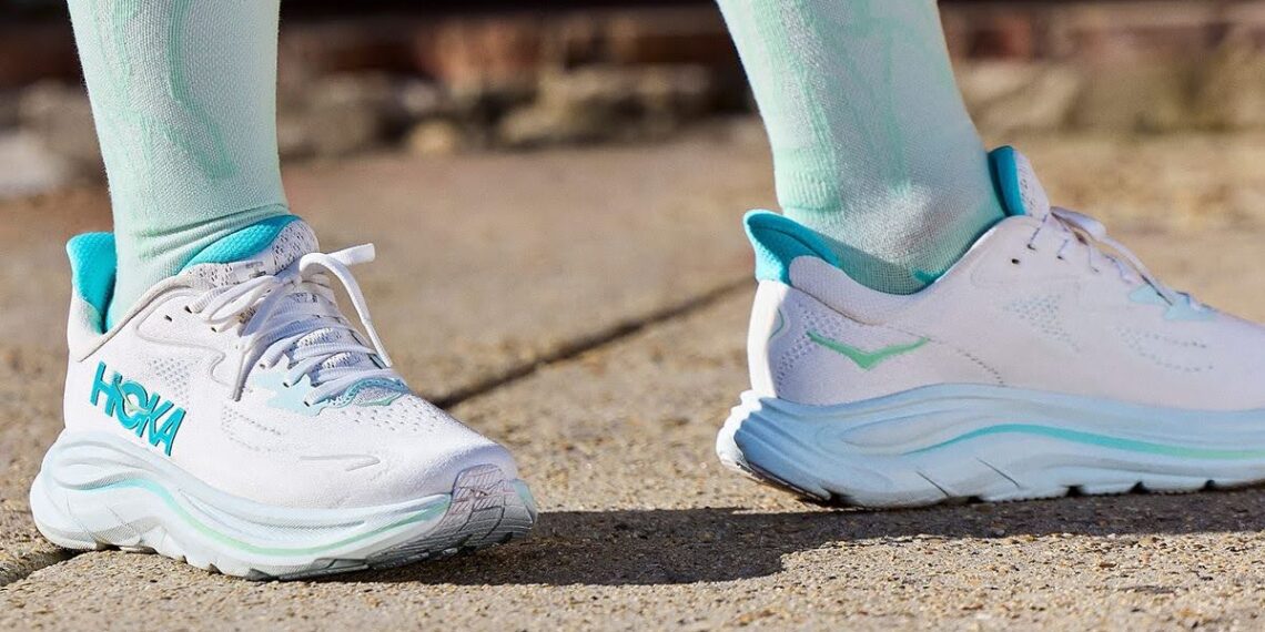 Zapatillas de mujer “todoterreno”: Los modelos que aguantan el trote de la ciudad y los viajes