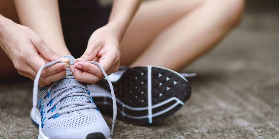 ¿Un solo par para todo? El secreto de las zapatillas minimalistas que combinan con cualquier pantalón