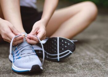 ¿Un solo par para todo? El secreto de las zapatillas minimalistas que combinan con cualquier pantalón