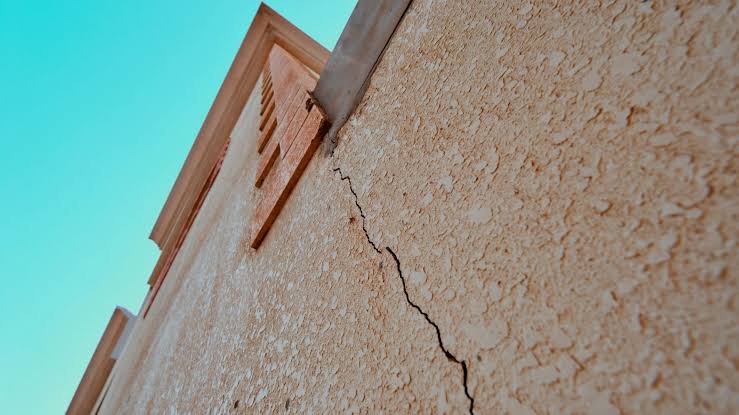 Grietas en paredes de sótanos y garajes: causas y soluciones